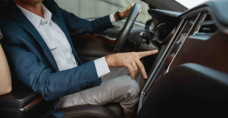 uomo d'affari alla guida di un'auto