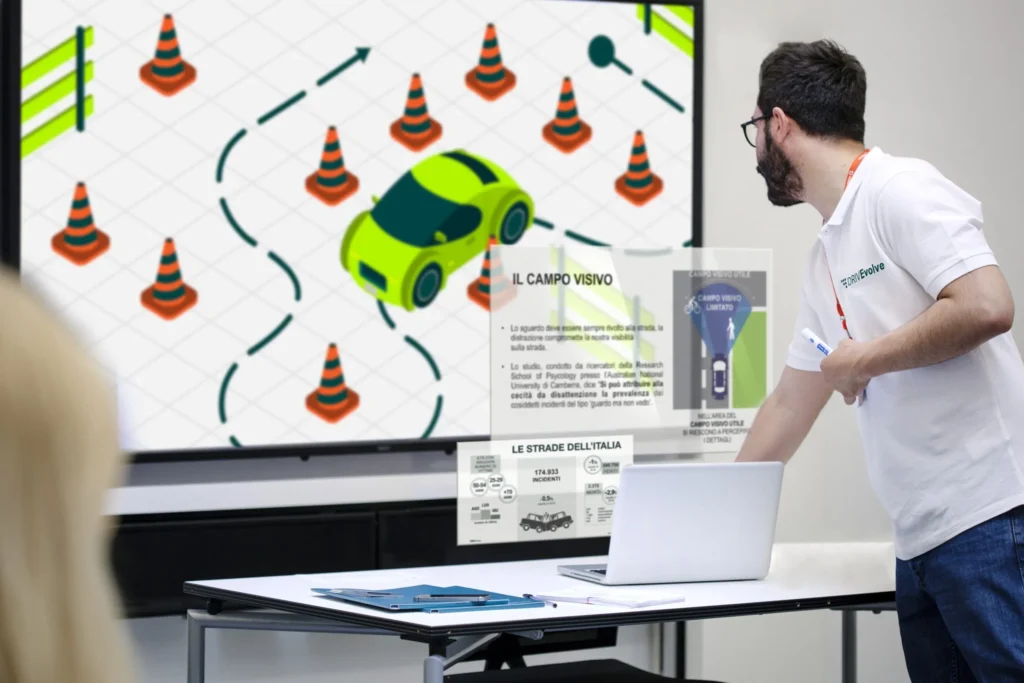 formatore fleedrive tiene un lezione frontale proiettando esempi sulla lavagna