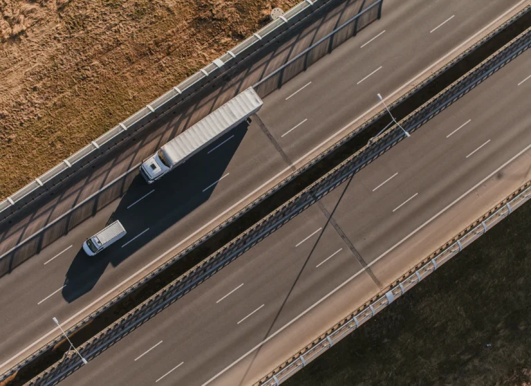 veduta di autostrada con auto e camion