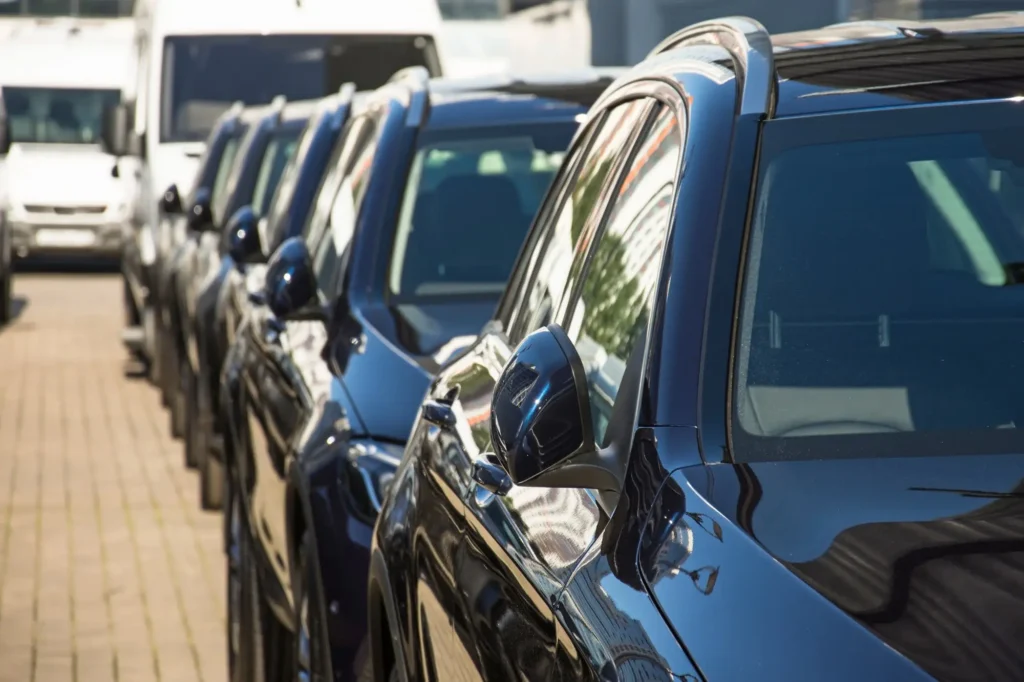 parco auto aziendale: prospettiva di macchine nere parcheggiate in fila