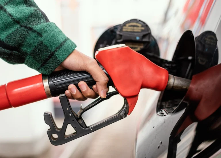 primo piano di persona che fa rifornimento di carburante