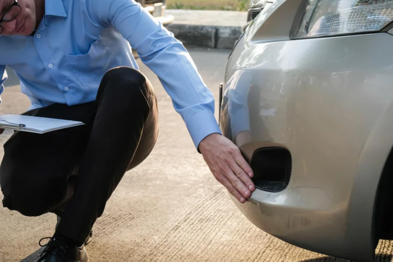 perito constata i danni ad un auto aziendale per valutare il risarcimento