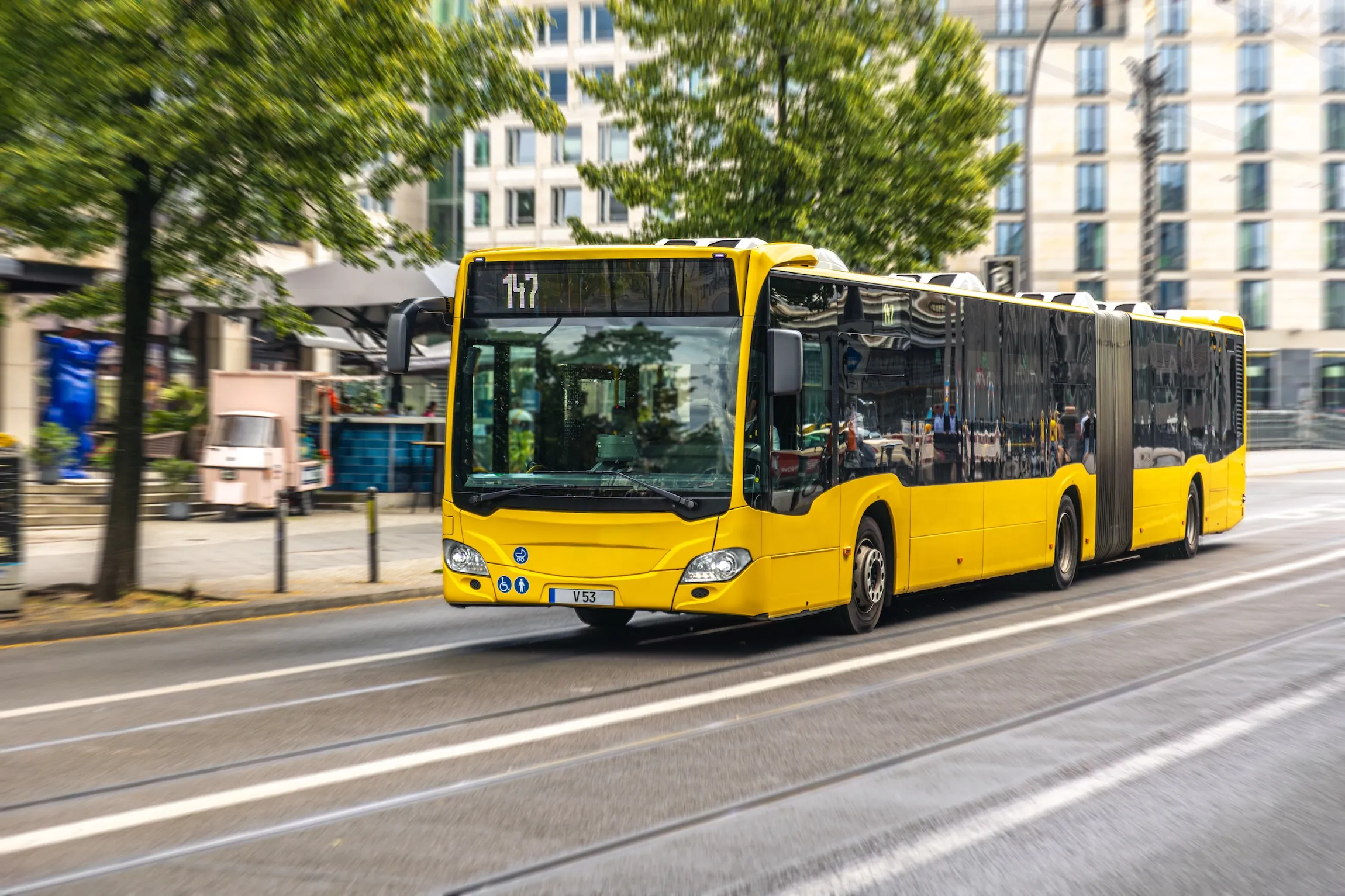 autobus giallo per il trasporto pubblico