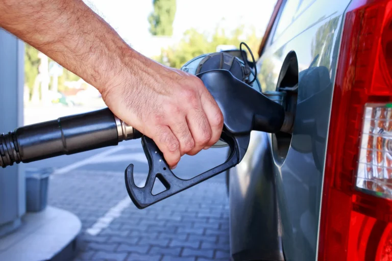 persona che fa rifornimento di carburante all'auto