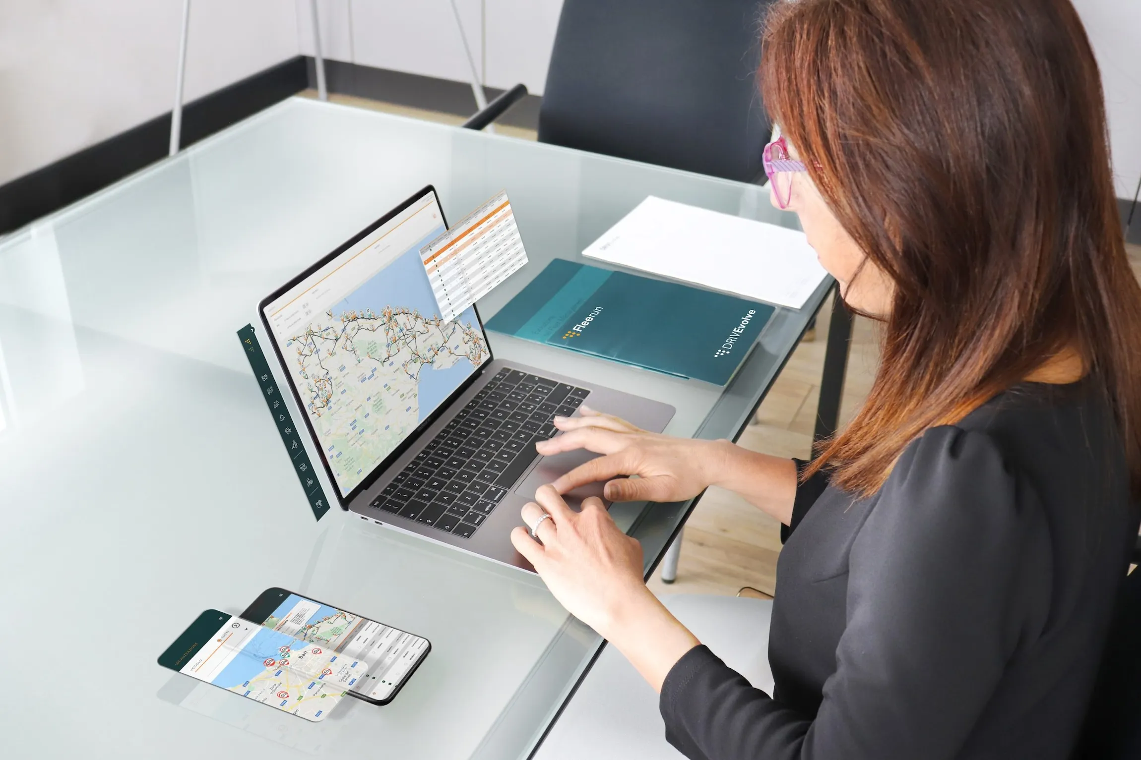 fleet manager all'opera con un software per il fleet management