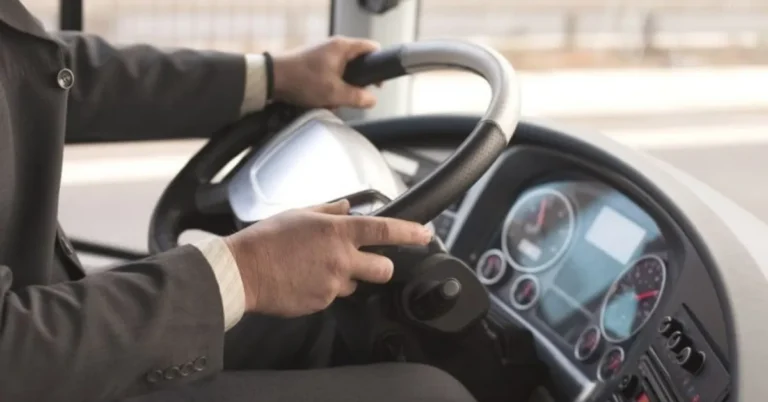 primo piano di lavoratore alla guida su un mezzo pesante